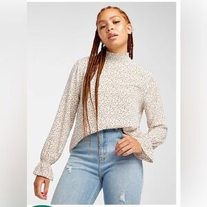 🌸 Floral Blouse 🌸 (smaller fit)